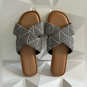 🫟 OLD NAVY
Woven-Textured Crisscross
Sandals Size:8
